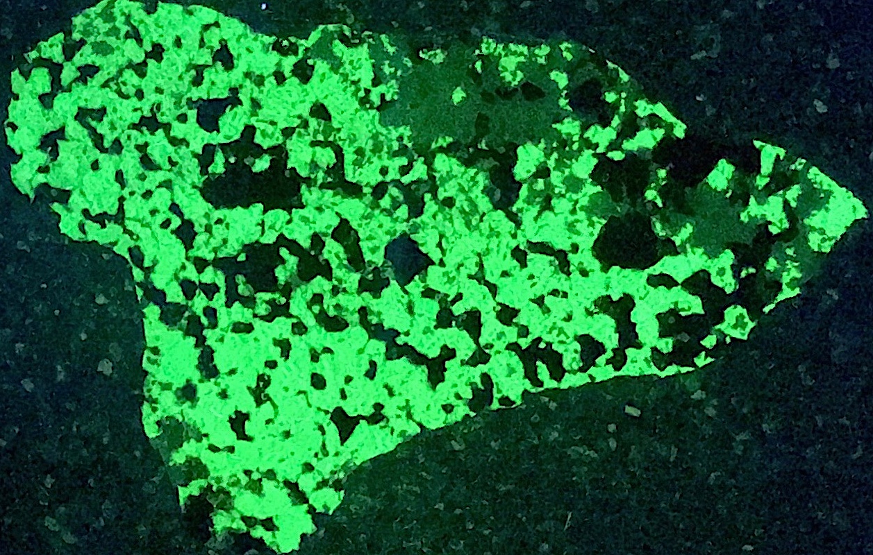 Franklin New Jersey sussexite ore in thin section under UV light